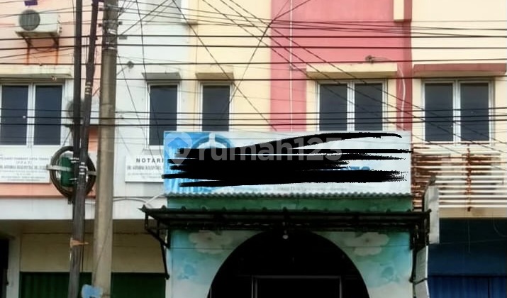 For Sale at the Best Price, 3.5-Story Shophouse Located in Karawaci 2