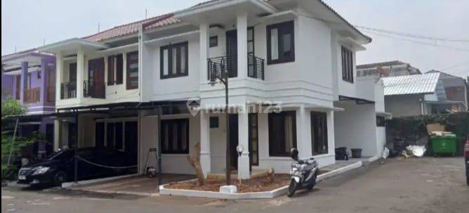 Rumah Townhouse Hoek deket PIM 1