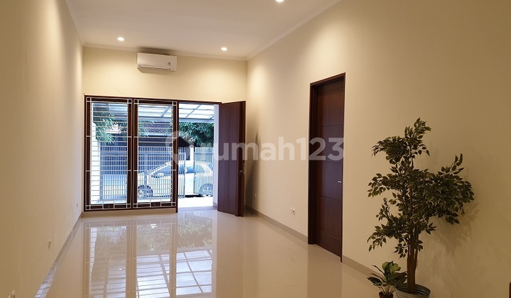RUMAH BARU SIAP HUNI JALAN LEBAR DEKAT MAL PONDOK INDAH