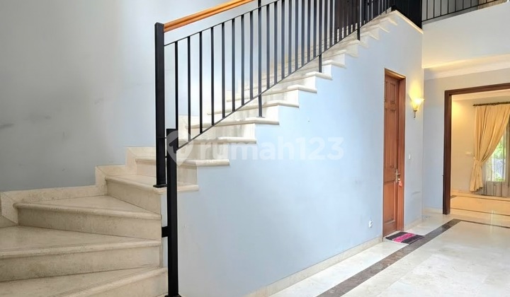 Rumah Cantik Klasik Siap Huni ~ Nyaman ~ Harga Menarik ~ di Pondok Indah.