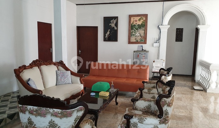 Rumah Mediterania Klasik, Hoek, Kokoh dekat perkantoran di Bendungan Hilir