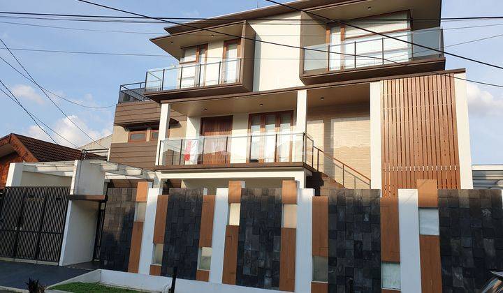 Rumah Cantik Minimalis Modern 3 Lantai Dijual Cepat di Pondok Indah.  1