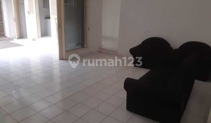 Rumah Tua Langka Jalan Lebar di Lingkungan Tenang di Kebayoran Baru