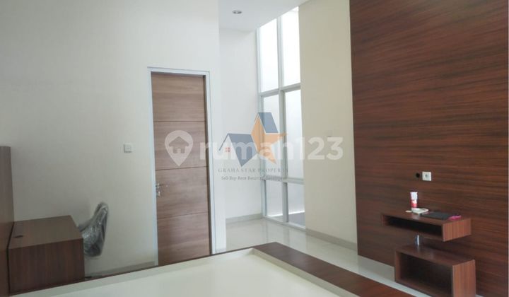 RUMAH CANTIK SEMI FURNISHED 2,5 LANTAI DI ALAM SUTERA 2