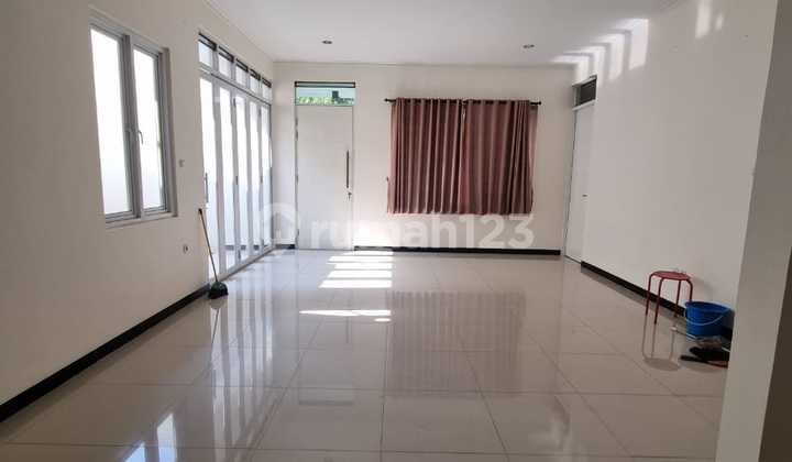 Ready-to-Occupy House with One Gate System in Taman Kopo Indah 5 Available for Rent