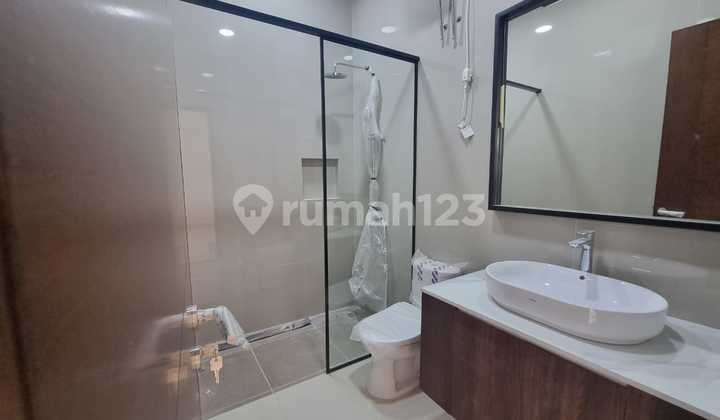 Rumah Mewah dengan Desain Elegan di Batununggal 2