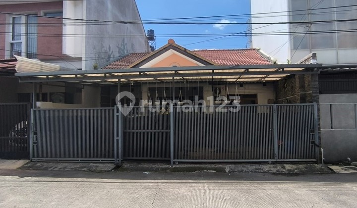 Comfortable House Near Shopping Center in Taman Kopo Indah 2