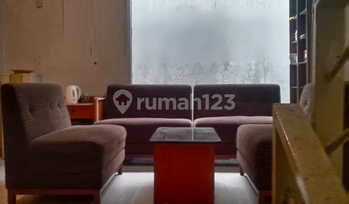 Rumah Strategis Dekat Pusat Perbelanjaan di Sumber Sari