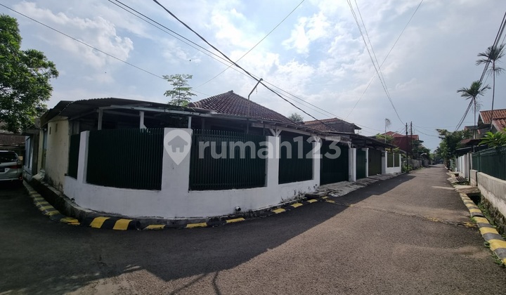 Rumah Hook Luas Cocok Untuk Keluarga Besar di Kopo Elok