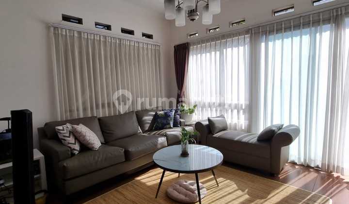 Rumah Terawat Kawasan Sejuk Ada Halaman Belakang di Taman Kopo Indah 3