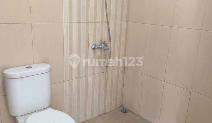 Rumah Lokasi Bagus Dekat ke Jalan Raya di Taman Kopo Indah 2 2