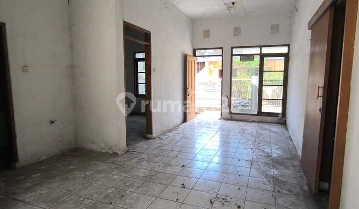 House with Land Calculation in a Good Location at Taman Holis Indah 1 2