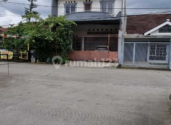 Rumah 2 Lantai Cocok untuk Keluarga Besar di Taman Holis Indah 1