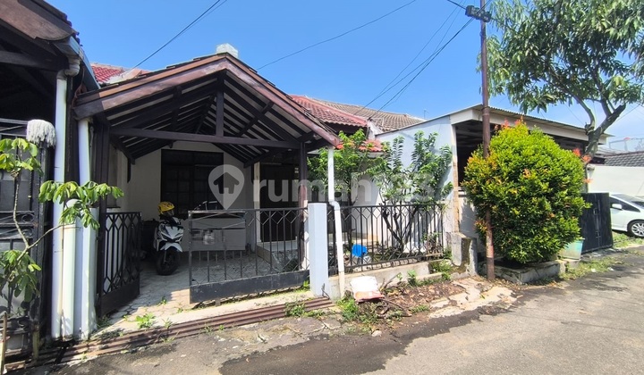 Rumah Lokasi Strategis Dekat ke Pusat Perbelanjaan di Taman Kopo Indah 2
