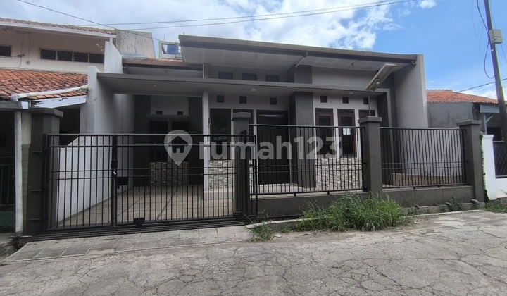 Rumah Bangunan Baru, Tipe Minimalis Siap Huni di Taman Kopo Indah 1