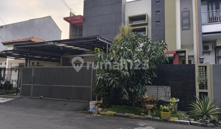 Rumah Full Furnished 2 Lantai Ada Taman di Taman Kopo Indah 3