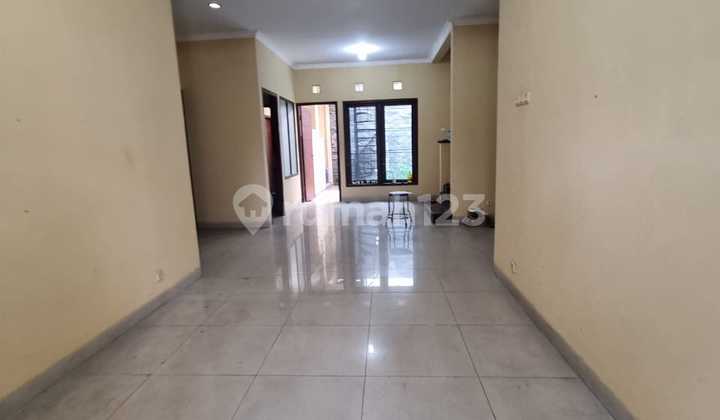 Rumah Berada di Komplek yang Nyaman di Singgasana Rumah Berada di Komplek yang Nyaman di Singgasana