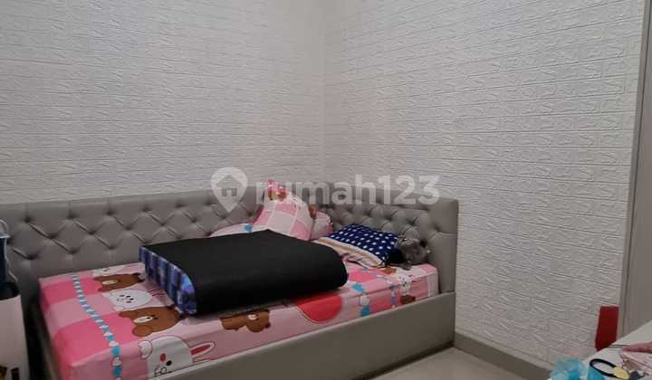 Nice House with Many Bonuses in Taman Holis Indah 1 2