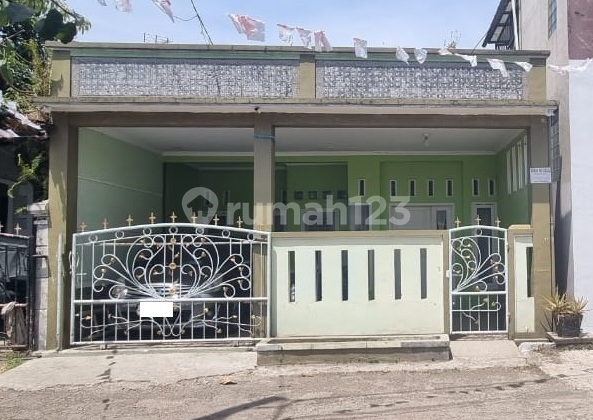 Rumah Berada di Komplek yang Aman dan Nyaman di Taman Kopo Asri