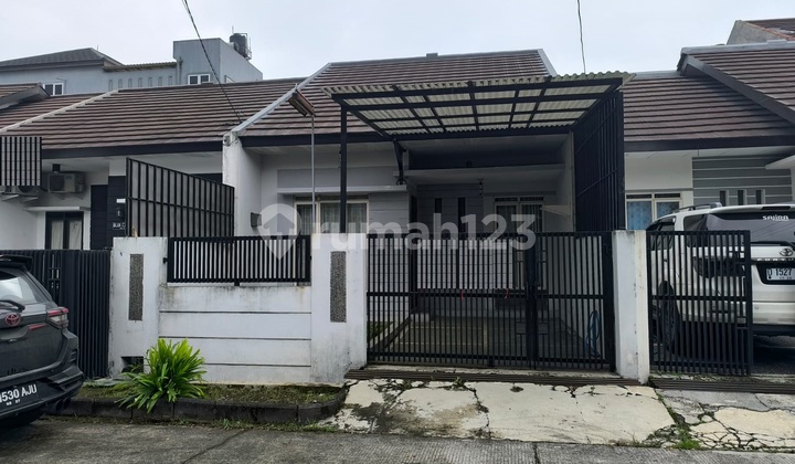 Rumah Bonus AC, Water Heater dan Kitchen Set di Taman Holis Indah 2