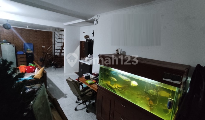 Rumah Asri 3 Lantai Nyaman Dihuni di Nata Endah 2