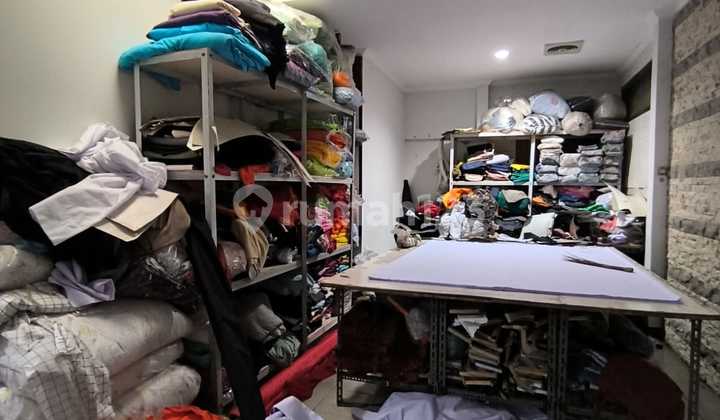 Rumah Cocok untuk Konveksi dan Dekat ke Jalan Utama di Taman Kopo Indah 1