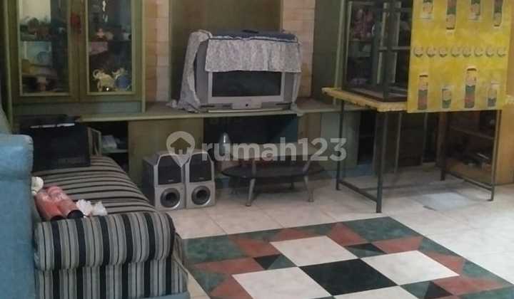 Rumah 2 Lantai Cocok untuk Keluarga Besar di Taman Holis Indah 1 2