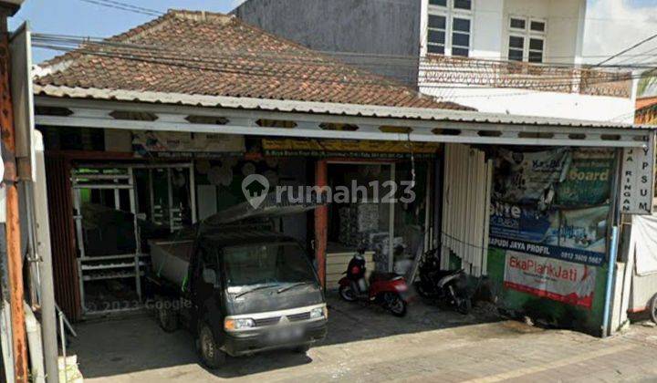 Rumah Tua Pinggir Jalan Utama 1