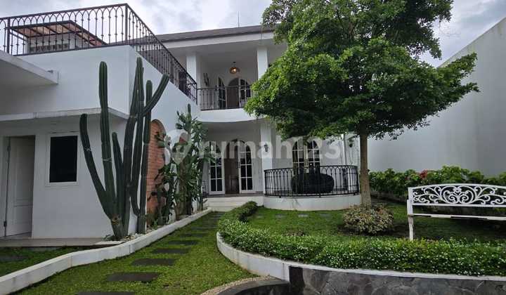 Luxury Villa House with Swimming Pool in Setiabudi Bandung, Strategic Location near Campus, Tourist Attractions, and GAIA Hotel.