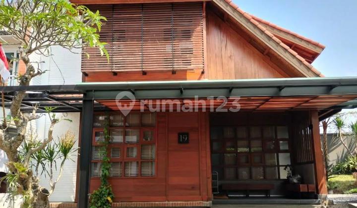 Dijual Rumah Kayu Asri & Unik dengan Taman Luas di Permana