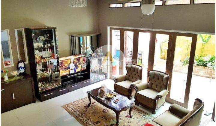 ruang tamu rumah mewah di buah batu