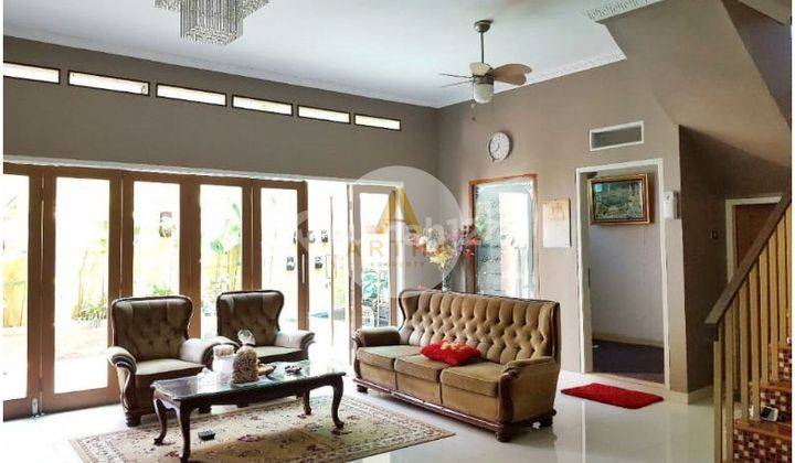 ruang keluarga rumah mewah di buah batu