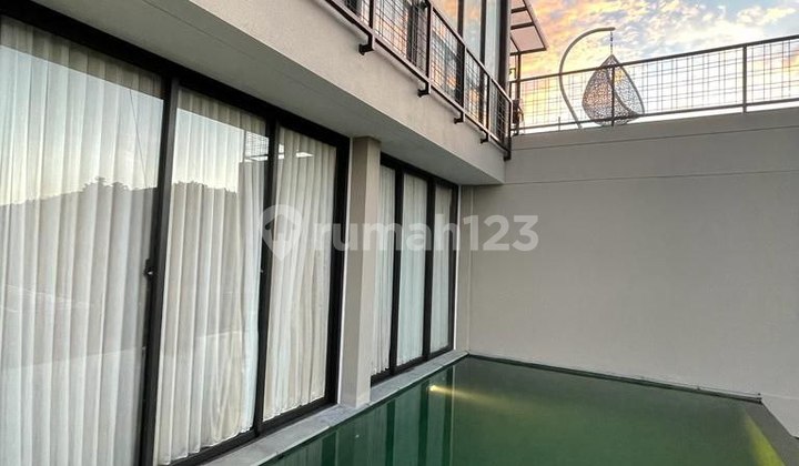 Rumah Konsep Villa Kolam Renang View Pegunungan dan Kota Bandung