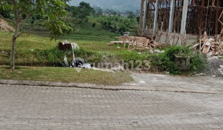 Ready-to-Build Plot with Lake View in Kota Baru Parahyangan.