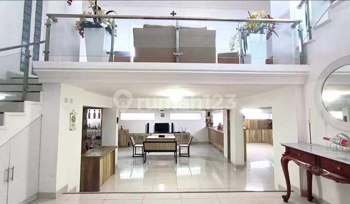 Dijual Rumah 3 Lantai Full Furnished Jl. Kembar