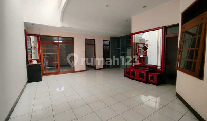 Ready-to-Occupy House can be used for Office in Kembar Mas Bandung