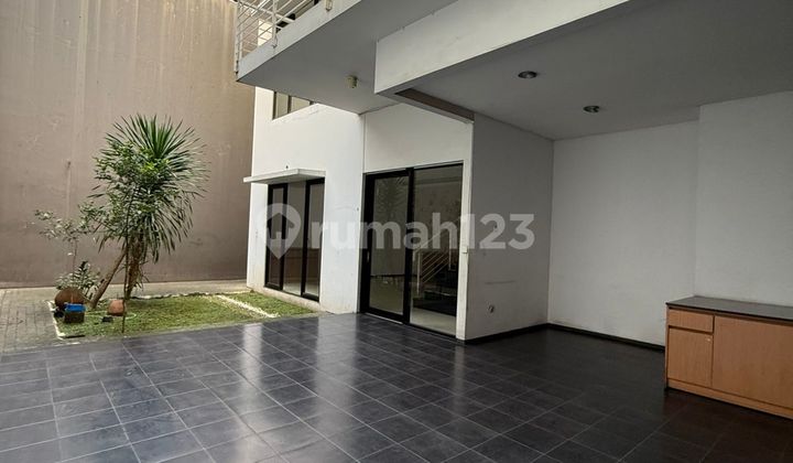 Rumah Modern Minimalis Siap Huni di Singgasana Pradana Bandung Rumah Modern Minimalis Siap Huni di Singgasana Pradana Bandung