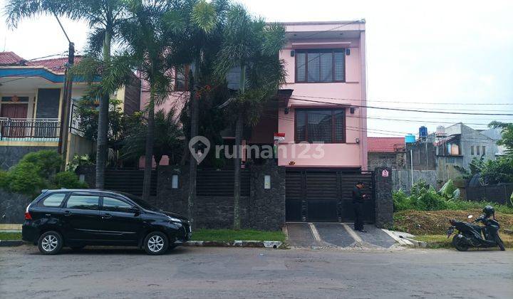 Rumah Cantik 3 Lantai di Flora Raya Komplek Bumi Adipura 2