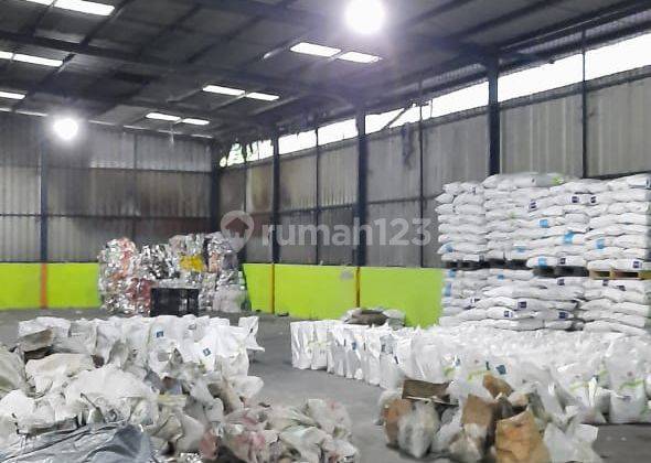 Dijual Cepat Murahh*

Pabrik plastik Cimanggis Depok
msh beroperasi

- LT 3430
- LB 1800
- PLN 550.000 watt
- Akses kontainer
- SHM
-dekat lap Golf Emeralda
- podomoro golf
-Tol Jagorawi  km 19
- 5 menit ke tol cimanggis
- Strategis 10