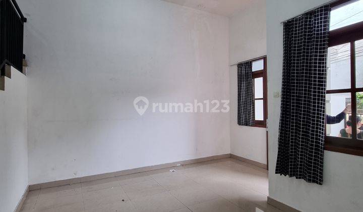 Rumah 2,5 lt taman palem lestari KT 4+1 km 3 siap huni rapi bagus 9