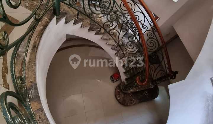 DISEWAKAN RUMAH HOOK MEWAH 3 LANTAI JALAN BOULEVARD TAMAN SURYA 2