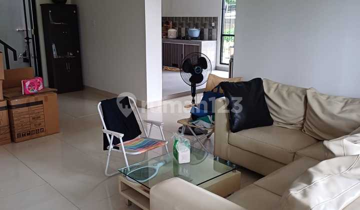 Di Sewakan Rumah 2 Lantai Semi Furnish di Royal Palm Blossom Di Sewakan Rumah 2 Lantai Semi Furnish di Royal Palm Blossom