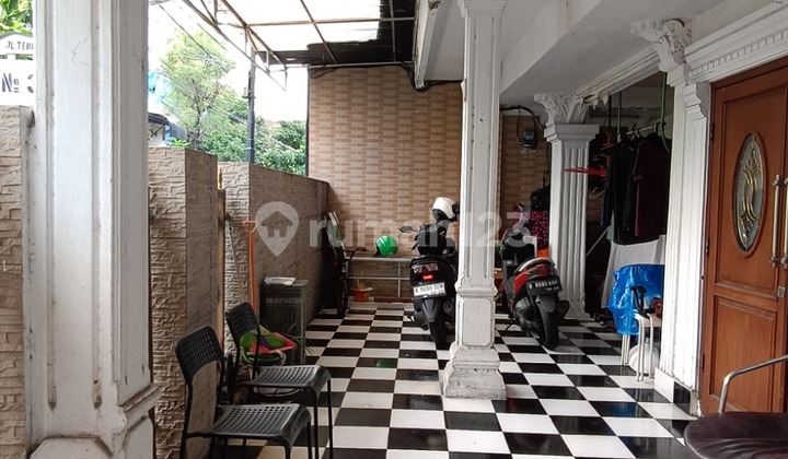 House with 2 Car Garage