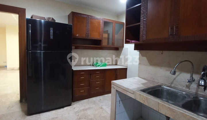 Disewakan Rumah 2 Lantai Kawasan MegaKuningan Jakarta Besar Bagus 5