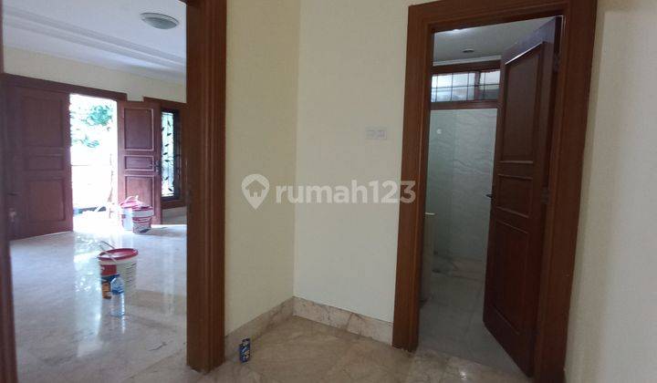 Disewakan Rumah 2 Lantai Kawasan MegaKuningan Jakarta Besar Bagus 8