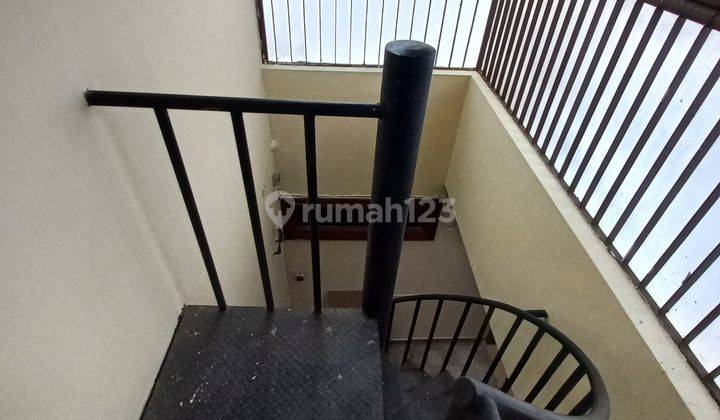 Disewakan Rumah 2 Lantai Kawasan MegaKuningan Jakarta Besar Bagus 15
