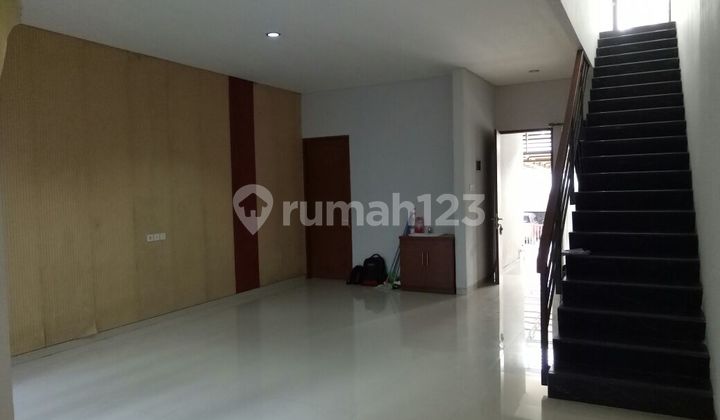 Rumah Kawasan Komplek Elit Nyaman Dihuni di Setraduta