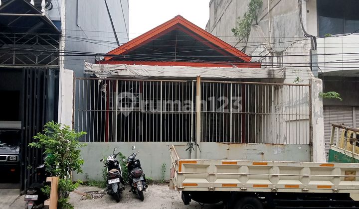 Bank Auction House at Pinangsia III Street, Pinangsia, Tamansari, West Jakarta.