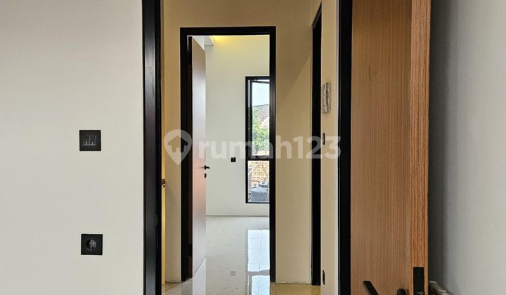 Rumah Modern Siap Huni 2lt Dlm Perum Di Pondok Gede  2