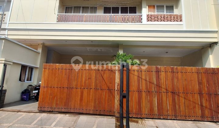 Rumah Baru Siap Huni Ada Kolam Renang & Rooftop Cempaka Putih